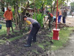 Babinsa Desa Sidomulyo Laksanakan Kerja Bakti Pembangunan Talut untuk Pengendalian Air