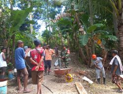 Manunggal Dengan Rakyat, Babinsa Koramil 01 Kota Soe Gotong Royong Bersama Masyarakat Bangun Jalan Rabat Di Desa Normeto