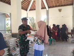 Selalu Hadir Dalam Setiap Program Pemerintahan Desa Babinsa Loceret Berikan Pendampingan Penyaluran Beras