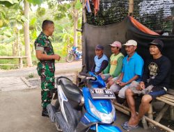 Mempererat Hubungan TNI Dan Rakyat Babinsa Jatikalen Melaksanakan Komsos Di Desa Binaannya