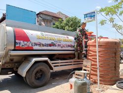 Babinsa Koramil 0810/18 Ngetos Bantu Pendistribusian Air Bersih Di Desa Binaan