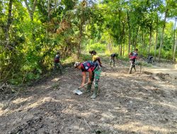 Sebelum Dicor Anggota Satgas TMMD Ke 124 Kodim 0810/Nganjuk Rapikan Badan Jalan