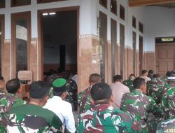 Anggota Satgas TMMD Ke-124 dan Masyarakat Sholat Jumat di Masjid Al Hikmah Sumbermiri