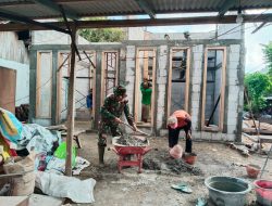 Satgas MMD bersama Warga bersama sama gotong royong memperbaiki rumah warga Tidak layak Huni