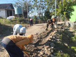 Babinsa Lengkonglor Kerja Bakti Bersama Warga, Lakukan Perbaikan dan Pembersihan Jalan