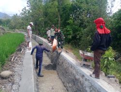 Babinsa Koramil 0810/15 Rejoso bersama Warga Kerja Bakti Perbaiki Saluran Air di Wilayah Binaan
