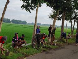 Babinsa Katerban Bersama Warga Laksanakan Karya Bakti Pembuatan Parit