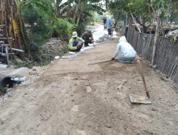 Babinsa Gondang dan Warga Gotong Royong Pasang Paving Jalan Desa