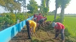 Jumat Bersih, Babinsa dan Warga Tegaron Gotong Royong Bersihkan Jalan ke TPU