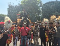 Dandim 0810/Nganjuk Dipanggul Reog Ponorogo di Puncak HUT ke-80 TNI Tahun 2025