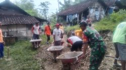 Babinsa Tempuran Bantu Perbaikan Jalan Usaha Tani Bersama Warga