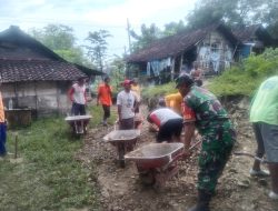 Babinsa Tempuran Bantu Perbaikan Jalan Usaha Tani Bersama Warga