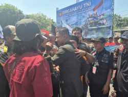 Dandim 0810/Nganjuk Dapatkan Pelukan Hangat dari Warga Nganjuk Saat Puncak Acara HUT ke-80 TNI Tahun 2025