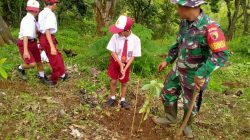 Babinsa Koramil 0810-18/Ngetos Bersama Guru dan Siswa SDN 1 Klodan Laksanakan Penanaman Pohon untuk Cegah Banjir dan Polusi Udara