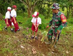 Babinsa Koramil 0810-18/Ngetos Bersama Guru dan Siswa SDN 1 Klodan Laksanakan Penanaman Pohon untuk Cegah Banjir dan Polusi Udara