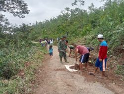 Babinsa Desa Kuncir Bersama Warga Gelar Kerja Bakti Sambut Hari Raya Idul Fitri