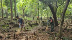 Jelang Idul Fitri, Babinsa Koramil 0810/18 Ngetos Bersama Warga Bersihkan makam umum Desa kweden kec Ngetos