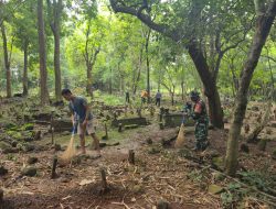 Jelang Idul Fitri, Babinsa Koramil 0810/18 Ngetos Bersama Warga Bersihkan makam umum Desa kweden kec Ngetos