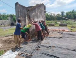 Babinsa Koramil 0810/11 Prambon Gotong Royong Bersama Warga Desa Sanggrahan Robohkan Bangunan Tua