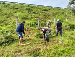 Babinsa Koramil 0810/08 Baron Bersama Warga Laksanakan Kerja Bakti Bersihkan Lingkungan