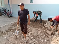 Babinsa Koramil 0810/02 Bagor Bersama Warga Gotong Royong Bersihkan Lingkungan Desa Kutorejo