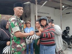 Koramil 0810/08 Baron Bersama TNI–Polri dan Ormas Sangprabu DPD Nganjuk Gelar Bakti Sosial Berbagi Takjil dan Sembako