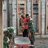 Babinsa Koramil 0810/20 Ngluyu Bantu Pembangunan Rumah Warga Desa Sugihwaras