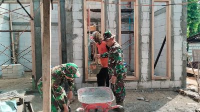 Babinsa Koramil 0810/20 Ngluyu Bantu Pembangunan Rumah Warga Desa Sugihwaras