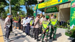 Babinsa Koramil 0810/15 Rejoso melaksanakan pengamanan arus mudik di Pos Pengamanan (Pos Pam) Taman Nyawiji, Kabupaten Nganjuk