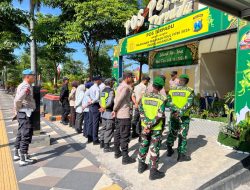 Babinsa Koramil 0810/15 Rejoso melaksanakan pengamanan arus mudik di Pos Pengamanan (Pos Pam) Taman Nyawiji, Kabupaten Nganjuk