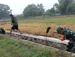 Babinsa Serma Aziz Bersama Warga Banaran Wetan Laksanakan Karya Bhakti Pembersihan Saluran Air Persawahan