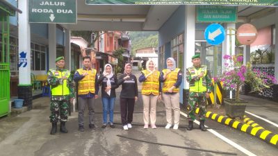 BABINSA KORAMIL 0810/18 NGETOS LAKSANAKAN PENGAMANAN DI WISATA AIR TERJUN SEDUDO