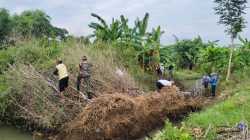 Wujudkan Lingkungan Sehat, Babinsa Koramil 0810/10 Tanjunganom Gotong Royong Bersama Warga