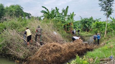 Wujudkan Lingkungan Sehat, Babinsa Koramil 0810/10 Tanjunganom Gotong Royong Bersama Warga