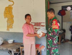 BABINSA KORAMIL 0810/19 JATIKALEN SALURKAN BERAS ZAKAT KEPADA WARGA KURANG MAMPU