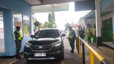 BANINSA KORAMIL 0810/18 NGETOS’ MELAKSANAKAN PENGAMAN DI OBYEK WISATA SEDUDO.