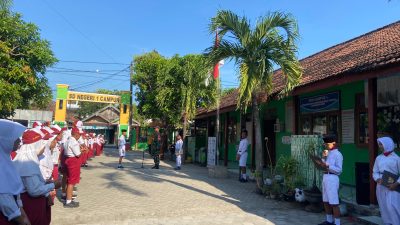 Babinsa Koramil 0810/14 Gondang Jadi Pembina Upacara di SDN 1 Campur, Tanamkan Sikap Disiplin dan Saling Menolong