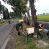 Babinsa Desa Jambi Bersama Warga Laksanakan Karya Bakti Pemasangan Batu di Bantaran Sungai