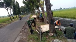 Babinsa Desa Jambi Bersama Warga Laksanakan Karya Bakti Pemasangan Batu di Bantaran Sungai
