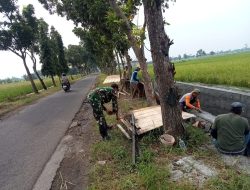 Babinsa Desa Jambi Bersama Warga Laksanakan Karya Bakti Pemasangan Batu di Bantaran Sungai