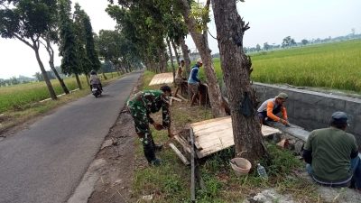 Babinsa Desa Jambi Bersama Warga Laksanakan Karya Bakti Pemasangan Batu di Bantaran Sungai