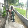 Babinsa Bantu Warga Bangun Pembatas Trotoar di Desa Pandantoyo