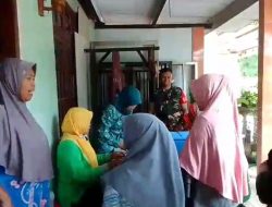 Perkuat Kemanunggalan TNI-Rakyat, Babinsa Desa Getas Dampingi Pengecekan Kesehatan Lansia