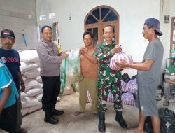 Babinsa Koramil 0810/15 Rejoso Laksanakan Pendampingan Pembagian Bibit Kedelai di Wilayah Binaan