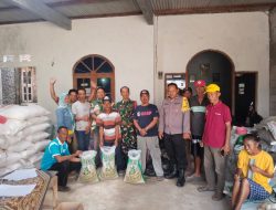 Dukung Ketahanan Pangan Nasional, Babinsa Koramil 0810/15 Rejoso Dampingi Pembagian Bibit Kedelai di Desa Ngadiboyo