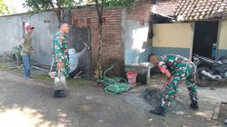Babinsa Koramil 0810/16 Sukomoro Serda Samani Bantu Perbaikan Rumah Warga di Dusun Nglundo