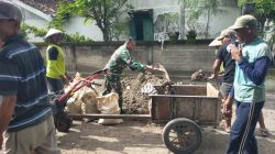 Untuk Menunjang Aktifitas Para Petani, Babinsa Desa Sukorejo Laksanakan Kerja Bakti Pengurukan Jalan Persawahan
