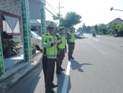 PERSONEL KORAMIL 0810/08 BARON LAKSANAKAN PENGAMANAN POS PAM MUDIK LEBARAN 2026 DI MBARONG