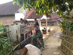 BABINSA BERSAMA WARGA PASANG JARINGAN PIPA AIR BERSIH, WUJUD KEPEDULIAN TNI TERHADAP KEBUTUHAN MASYARAKAT