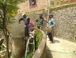BANTU WARGA DAPATKAN AIR BERSIH, BABINSA KORAMIL 0810/18 NGETOS PASANG PIPA AIR MINUM